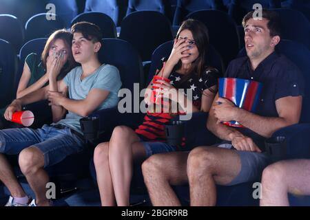 Les jeunes regardent des films au cinéma Banque D'Images