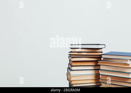 beaucoup de piles de livres éducatifs dans la bibliothèque sur fond blanc Banque D'Images