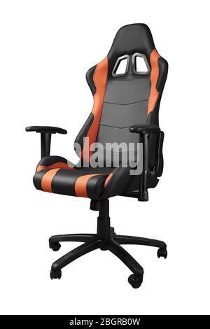 Fauteuil de jeu de conception sportive en cuir noir et orange isolé sur fond blanc Banque D'Images