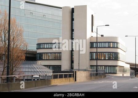 Architecture moderniste le bâtiment Battleship ancien dépôt d'entretien pour British Rail, 179 Harrow Road, Londres W2 par AHMM Bicknell & Hamilton Banque D'Images