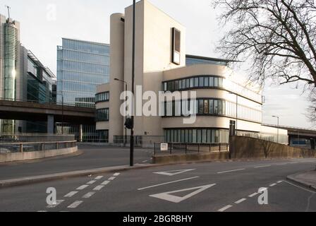 Architecture moderniste le bâtiment Battleship ancien dépôt d'entretien pour British Rail, 179 Harrow Road, Londres W2 par AHMM Bicknell & Hamilton Banque D'Images