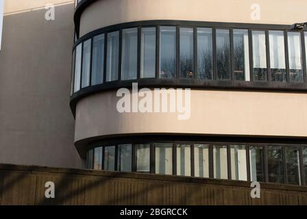 Architecture moderniste le bâtiment Battleship ancien dépôt d'entretien pour British Rail, 179 Harrow Road, Londres W2 par AHMM Bicknell & Hamilton Banque D'Images