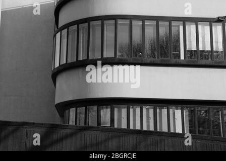 Architecture moderniste le bâtiment Battleship ancien dépôt d'entretien pour British Rail, 179 Harrow Road, Londres W2 par AHMM Bicknell & Hamilton Banque D'Images