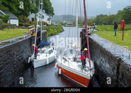 Yachts dans un écluse sur le canal de Crinan à Cairbaan près de Lochgilphead, Argyll et Bute, Ecosse Banque D'Images