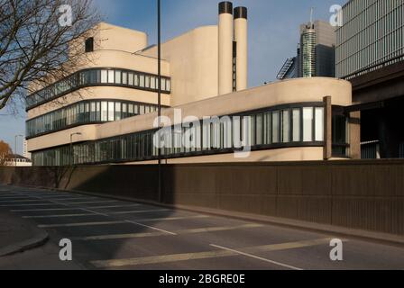 Architecture moderniste le bâtiment Battleship ancien dépôt d'entretien pour British Rail, 179 Harrow Road, Londres W2 par AHMM Bicknell & Hamilton Banque D'Images