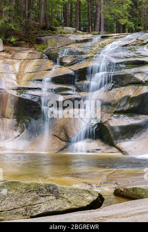 Gros plan de la chute d'eau de Mumlava près de Harrachov dans les montagnes géantes tchèques Banque D'Images