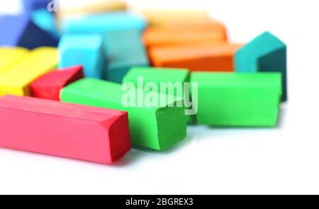 Pastels craie colorés isolés sur blanc Banque D'Images