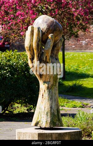 Sculpture vivante « l’Apple d’Isaac » de Nigel Sardeson dans Wyndham Park, Grantham, Lincolnshire, Angleterre. Avril 2020 Banque D'Images