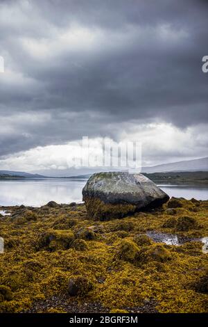 Scène paisible au Loch Eil, un loch de mer à Lochaber, en Écosse, qui s'ouvre sur le Loch Linnhe près de fort William, dans les Highlands écossais Banque D'Images