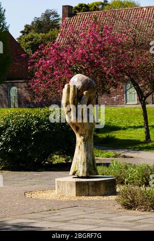 Sculpture vivante « l’Apple d’Isaac » de Nigel Sardeson dans Wyndham Park, Grantham, Lincolnshire, Angleterre. Avril 2020 Banque D'Images