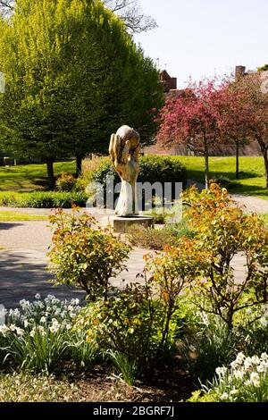 Sculpture vivante « l’Apple d’Isaac » de Nigel Sardeson dans Wyndham Park, Grantham, Lincolnshire, Angleterre. Avril 2020 Banque D'Images