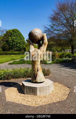 Sculpture vivante « l’Apple d’Isaac » de Nigel Sardeson dans Wyndham Park, Grantham, Lincolnshire, Angleterre. Avril 2020 Banque D'Images