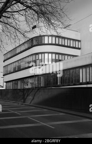 Architecture moderniste le bâtiment Battleship ancien dépôt d'entretien pour British Rail, 179 Harrow Road, Londres W2 par AHMM Bicknell & Hamilton Banque D'Images