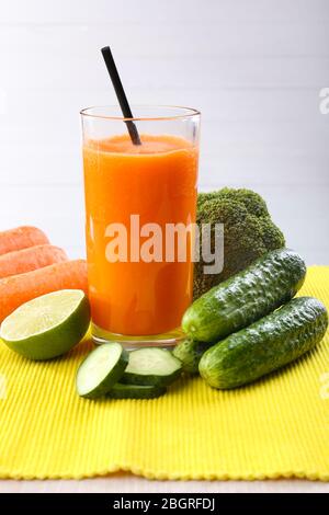 Verre de jus de carotte frais et légumes sur une serviette Banque D'Images