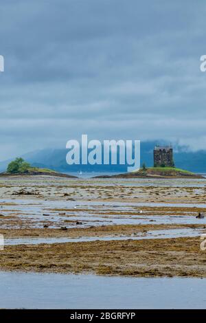 Maison de tour du château de Stacker du XVe siècle et les vasières du Loch Laich à Appin, Argyll, Écosse. Au-delà se trouve Loch Linnhe, Banque D'Images