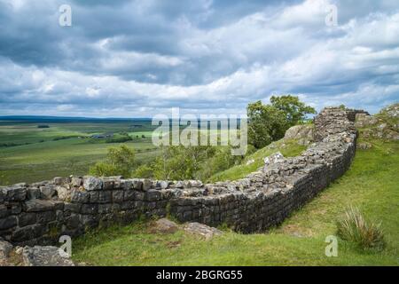 Mur d'Hadrien, limite de construction de pierres de bloc dans le parc national de Northumberland à Walltown Crags, Angleterre Banque D'Images