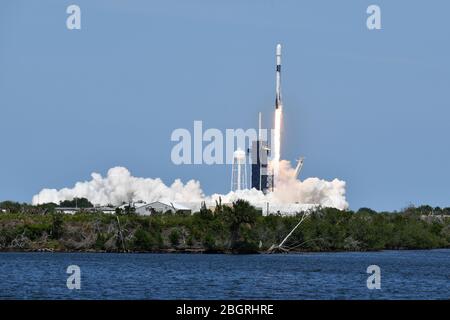 Kennedy Space Center, États-Unis. 22 avril 2020. Une fusée SpaceX Falcon 9 monte à 15 h 30 du complexe 39 A au Kennedy Space Center, en Floride, le mercredi 22 avril 2020. SpaceX lance son septième lot de 60 satellites pour son programme Starlink qui, une fois opérationnel, offrira une connectivité mondiale à des fins personnelles et commerciales. Photo de Joe Marinol/UPI crédit: UPI/Alay Live News Banque D'Images