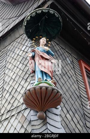 Figure religieuse traditionnelle dans une maison de Kronach, en Allemagne Banque D'Images