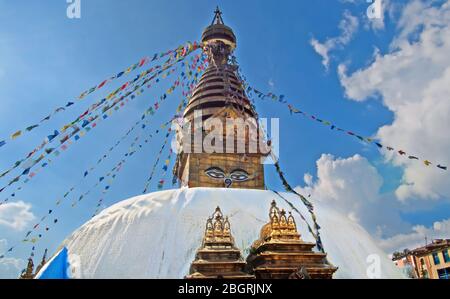 Le stupa de Swayambhunath, connu populairement comme le Temple des singes, un important lieu de pèlerinage pour les bouddhistes et les hindous à Katmandou, au Népal Banque D'Images