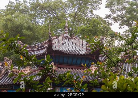 Fengdu, Chine - 8 mai 2010 : Ville fantôme, sanctuaire historique. Gros plan de la structure architecturale chinoise brune sous le feuillage vert. Certains bleus, gre Banque D'Images