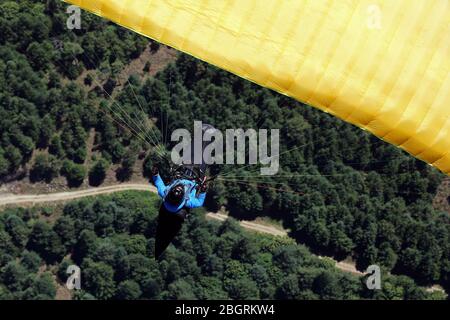 Celso Duarte volant dans son parapente près d'Azinha, Manteigas, Portugal Banque D'Images