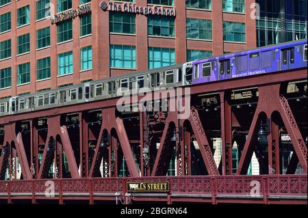 Chicago, Illinois, États-Unis. Les transports publics se poursuivent dans la ville malgré la pandémie du coronavirus. C Chicago L train traverse la rivière Chicago. Banque D'Images