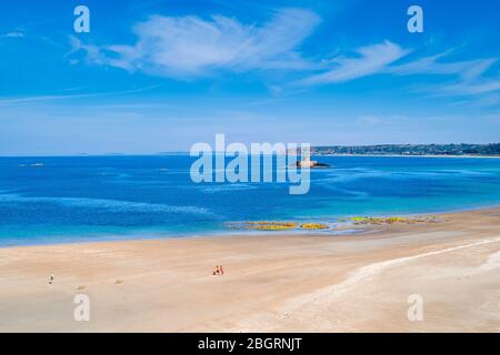 Rocco Tower mer bleu profond et touristes sur la plage de sable de St Ouen dans la région de St Brelade, côte ouest de Jersey, Canal Isles Banque D'Images