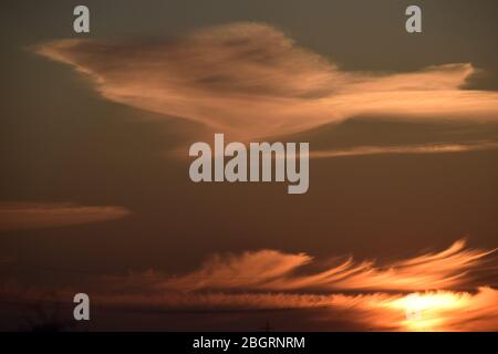 Ciel étincelant et nuages de vaisseaux spatiaux sur eccleston St helens merseyside pendant un coucher de soleil printanier. Banque D'Images