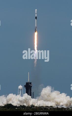 22 avril 2020 - Kennedy Space Center, Floride, États-Unis - une fusée SpaceX Falcon 9 transportant le septième lot de 60 satellites Starlink qui fournira un service Internet mondial lancé avec succès le 22 avril 2020 à partir du PAD 39 A au Kennedy Space Center en Floride. (Paul Hennessy/Alay) Banque D'Images