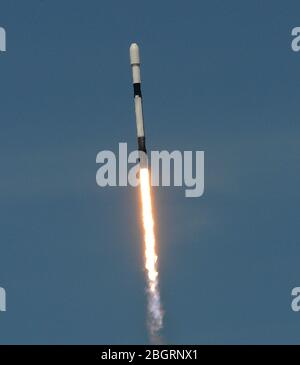 22 avril 2020 - Kennedy Space Center, Floride, États-Unis - une fusée SpaceX Falcon 9 transportant le septième lot de 60 satellites Starlink qui fournira un service Internet mondial lancé avec succès le 22 avril 2020 à partir du PAD 39 A au Kennedy Space Center en Floride. (Paul Hennessy/Alay) Banque D'Images