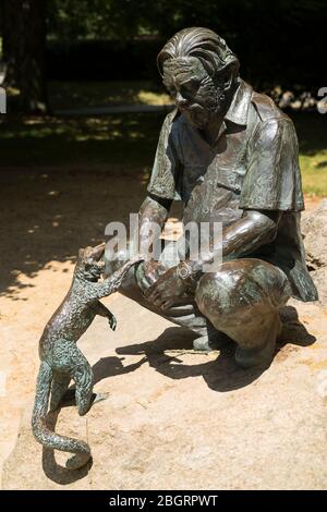 Statue de bronze de Gerald Durrell, naturaliste et auteur, avec une coati au zoo de Jersey - Durrell Wildlife conservation Trust, Channel Isles Banque D'Images