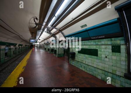 Buenos Aires, Argentine - 27 octobre 2010: Plate-forme de l'ancienne station de métro 9 de Julio, sous l'obélisque dans le centre ville de Buenos Aires. Banque D'Images