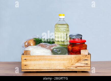 La boîte de don avec de la nourriture est sur le plancher Banque D'Images