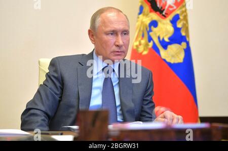 Novo-Ogaryovo, Moscou, Russie. 21 avril 2020. Le président russe Vladimir Poutine, a tenu une réunion vidéo-conférence avec le gouverneur de la région de Kaliningrad, Anton Alikhanov, pour discuter de la réponse pandémique du coronavirus de la résidence d'État de Novo-Ogaryovo le 21 avril 2020 à l'extérieur de Moscou, en Russie. Crédit: Alexei Druzhinin/Kremlin Pool/Alay Live News Banque D'Images