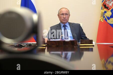 Novo-Ogaryovo, Moscou, Russie. 21 avril 2020. Le président russe Vladimir Poutine tient une conférence vidéo avec le gouverneur du territoire de Primorye Oleg Kozhemyako pour discuter de la réponse pandémique du coronavirus de la résidence d'État de Novo-Ogaryovo le 21 avril 2020 à l'extérieur de Moscou, en Russie. Crédit: Alexei Druzhinin/Kremlin Pool/Alay Live News Banque D'Images