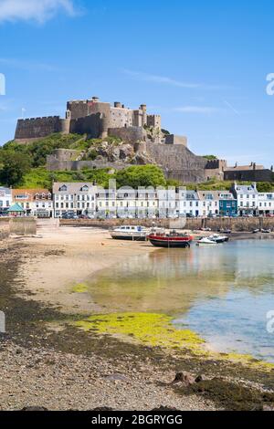 Château du Mont Orgueil surplombant le port et la baie à marée basse à Gorey, sur la côte est de Jersey, Canal Isles Banque D'Images