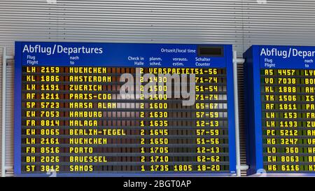 Vol d'informations affichées sur le départ, l'état des vols de changer. Horaires des vols à l'aéroport à l'écran montrant différentes destinations. Banque D'Images