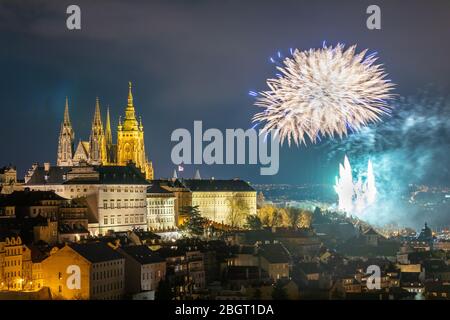 D'artifice sur la vieille ville de Prague, République tchèque. D'artifice du Nouvel An à Prague, Tchéquie. Au cours d'artifice Prague Nouvel An fête près de Vi Banque D'Images