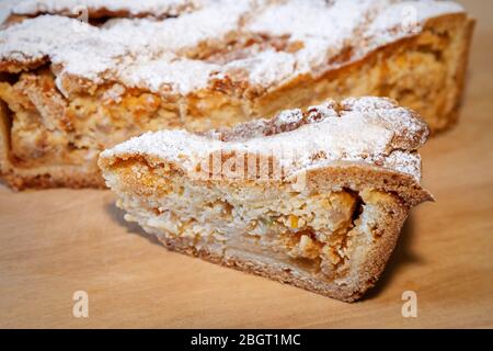 Pastiera napolitain, dessert typiquement italien. Type de tarte typique du festival de Pâques, remplie de ricotta et de fruits confits, couverte de poudreuse Banque D'Images