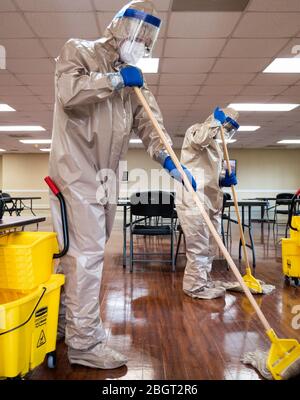 Les soldats de la Garde nationale de Géorgie se moquant d'un sol tout en effectuant des procédures de lutte contre l'infection COVID-19 dans un établissement vivant assisté à Macon, GA. (ÉTATS-UNIS) Banque D'Images