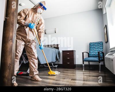 Georgia Air National Guard Airman nettoie les salles et les zones communes de COVID-19 pour aider les résidents des soins de longue durée à Warner Robins, GA, 16 avril 2020. Banque D'Images