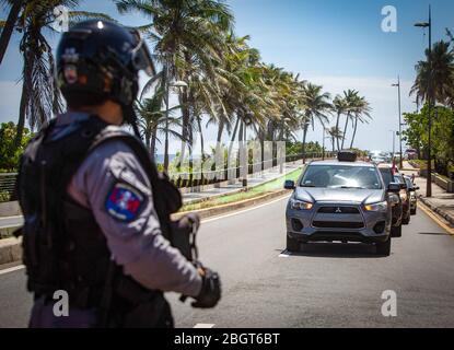 San Juan, Porto Rico. 22 avril 2020. Un policier a bloqué la voie dans une manifestation dans laquelle les gens ont conduit leur voiture dans la ville et a exigé que plus de tests de Covid 19 soient effectués parmi la population. Les manifestants ont également appelé à un plan de reprise économique rapide après que le gouvernement a adopté des mesures contre la propagation du coronavirus. Sur l'île, où 915 personnes infectées par le Covid-19 ont été confirmées, un couvre-feu est en vigueur jusqu'au 3 mai. Crédit: Nahira Montcourt/dpa/Alay Live News Banque D'Images