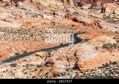 NV00239-00...Nevada - route dans le parc national de la vallée de feu. Banque D'Images