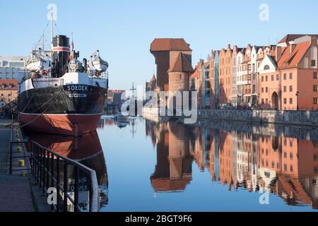 Bateau Musée Soldek et Brama Zuraw (watergate gothique Crane Gate) sur Dlugie Pobrzeze (la rivière Motlawa) dans la ville principale de centre historique de Gdan Banque D'Images