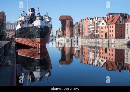 Bateau Musée Soldek et Brama Zuraw (watergate gothique Crane Gate) sur Dlugie Pobrzeze (la rivière Motlawa) dans la ville principale de centre historique de Gdan Banque D'Images