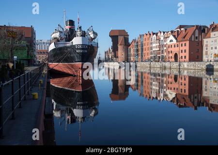 Bateau Musée Soldek et Brama Zuraw (watergate gothique Crane Gate) sur Dlugie Pobrzeze (la rivière Motlawa) dans la ville principale de centre historique de Gdan Banque D'Images