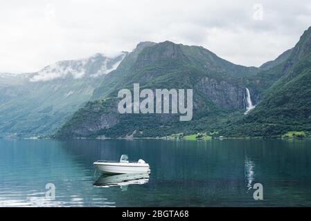 Paysage norvégien avec un bateau dans le fjord de Lusterfjord. Commune de Luster, Norvège. Vue sur la montagne et la cascade Banque D'Images