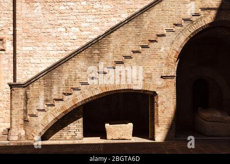 Un escalier dans la cour du Palais Trinci, Foligno, Ombrie, Italie Banque D'Images