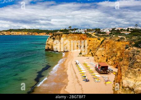 Careanos Beach (Praia dos Careanos) à Portimao, Algarve, Portugal. Concept pour voyager au Portugal et les vacances d'été à Portimao, Algarve, Portugal Banque D'Images