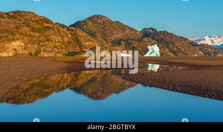 Panorama du Lago Gray (lac Grey) au lever du soleil avec un géant Iceberg, parc national Torres del Paine, Patagonia, Chili. Banque D'Images